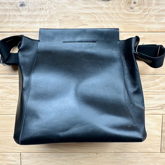 Everlane The Form Black Leather Tote Bag with Magnetic Closure - Picture 6 of 6